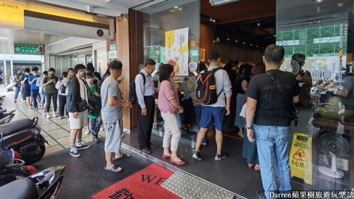 天天都有驚人的排隊人潮來買麵包。(圖/DARREN蘋果樹旅遊玩樂誌提供)