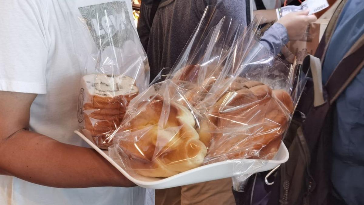 每個人都是狂拿麵包疊到盤子滿滿。(圖/DARREN蘋果樹旅遊玩樂誌提供)