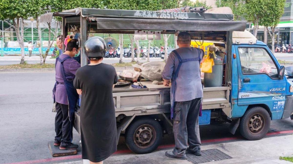 攤車停在三重興德路上,在中興北街和光復路中間路段,鄰近頂崁工業區。(圖/算命的說我很愛吃提供)