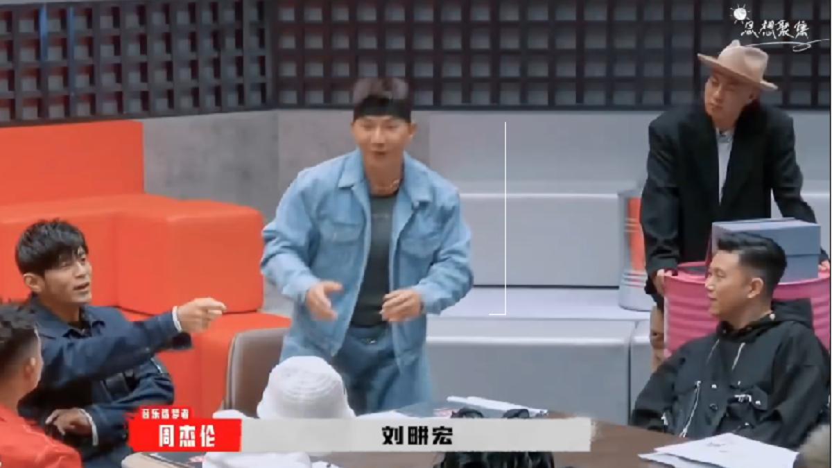 周杰倫、劉畊宏逛街,粉絲卻未認出他。(圖/翻攝自微博)