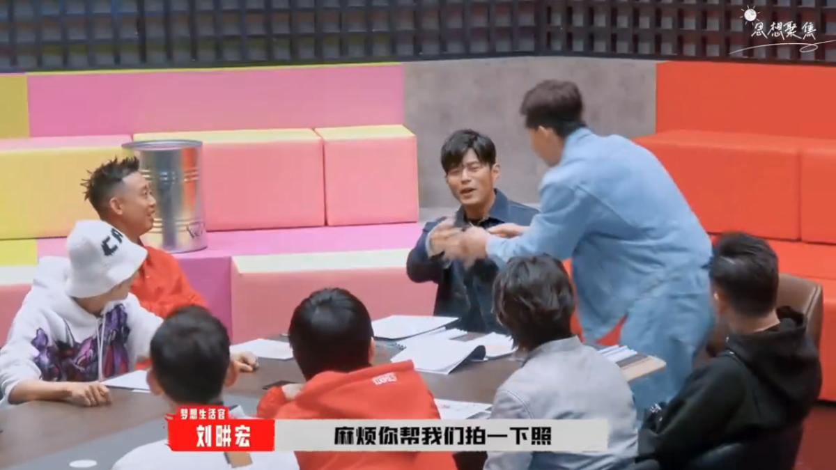 粉絲還請周杰倫幫忙拍照。(圖/翻攝自微博)