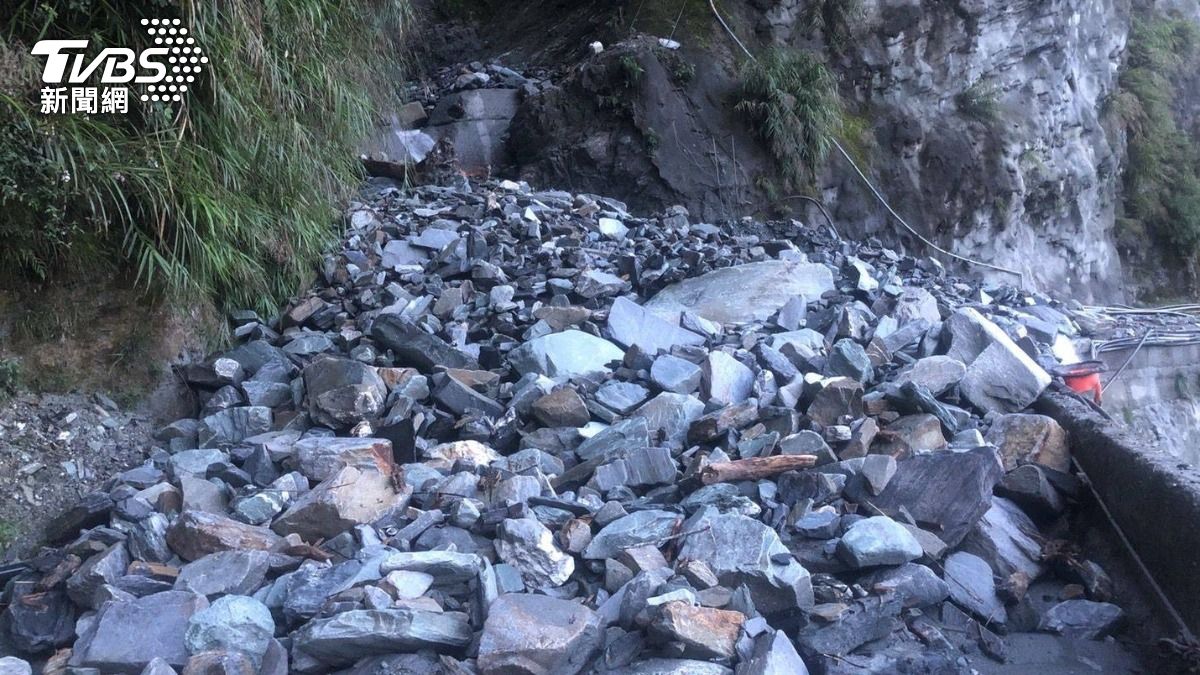 南橫栗園段大雨坍方!搶修現場落石不斷 恐延誤開放通行