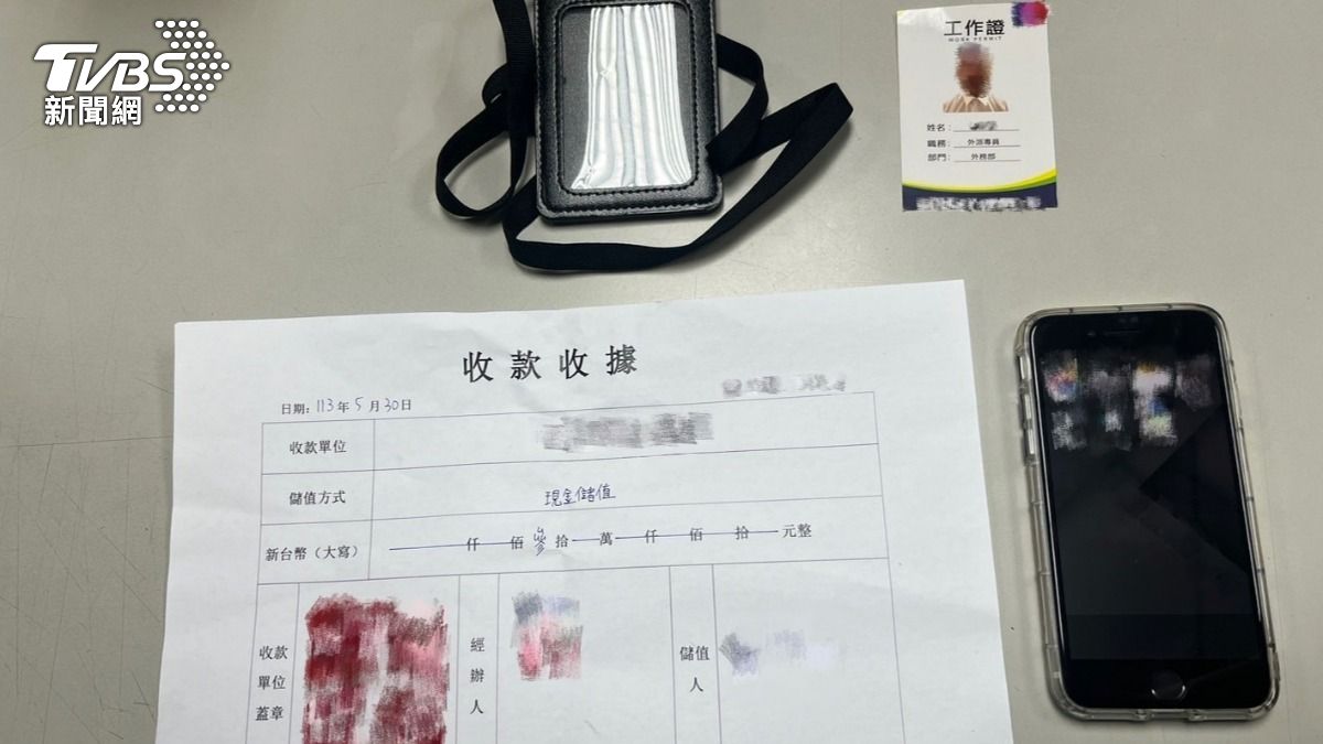 警方查扣假證件、手機、收據等證物。(圖/TVSB)