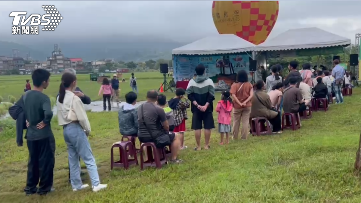 排隊體驗熱氣球民眾。（圖／TVBS）