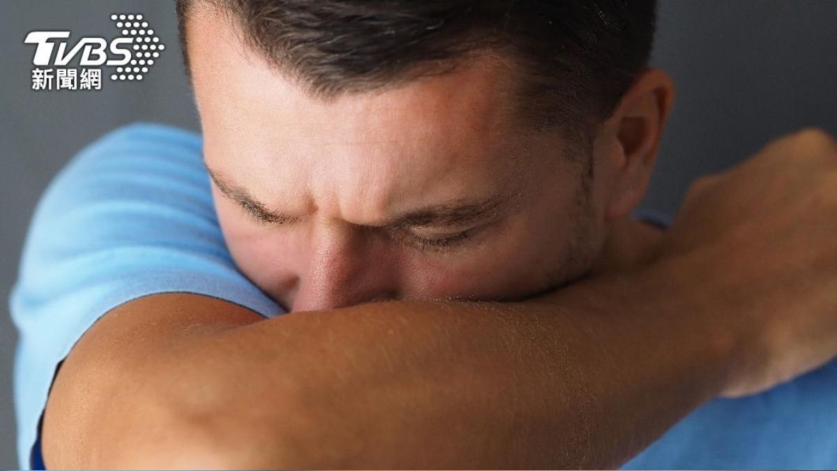 美63歲男打噴嚏+咳嗽！腹部一片濕潤　驚見「爆肚」大量腸湧出