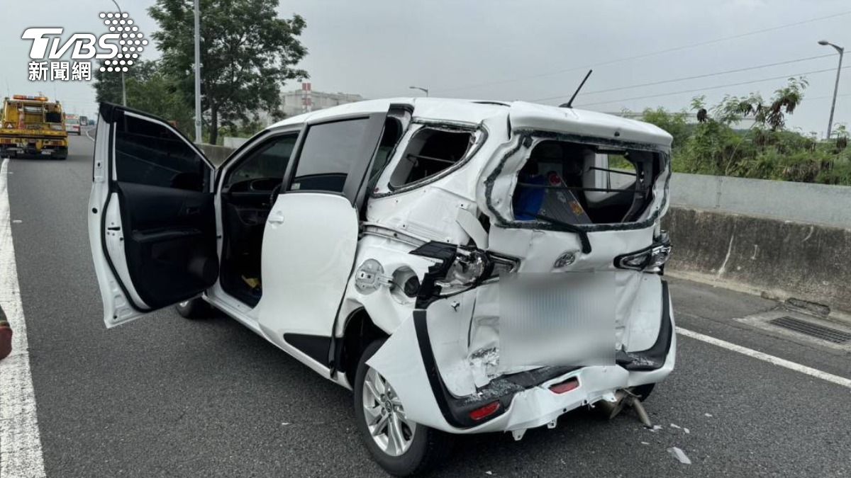 高科交流道小客車遭貨車追尾凹陷 後座7歲3胞胎小姊弟送醫