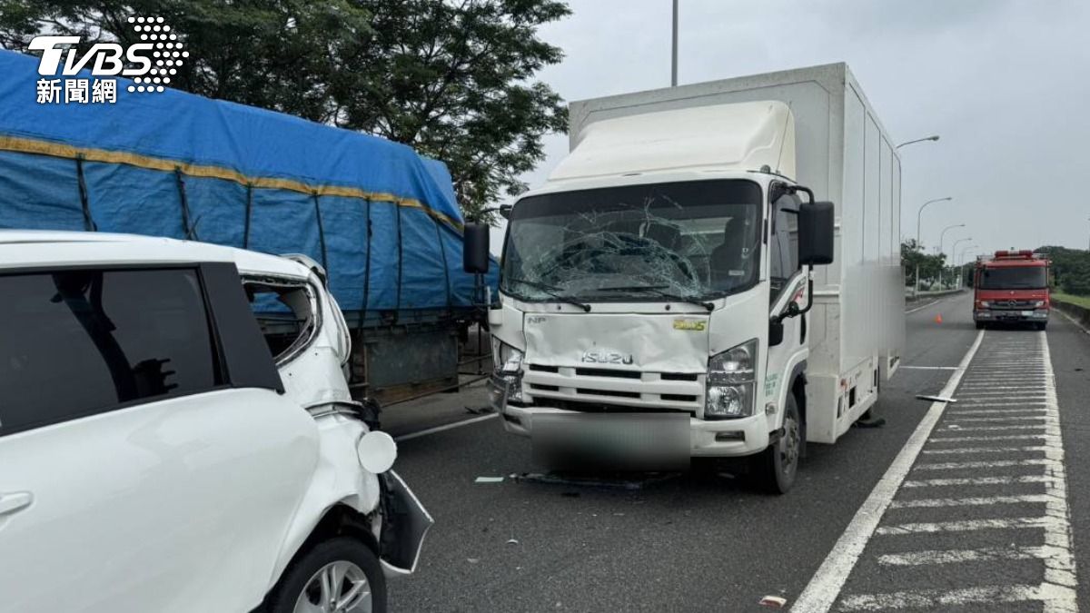 國1高雄車禍，3名7歲童受傷送醫。（圖／TVBS）