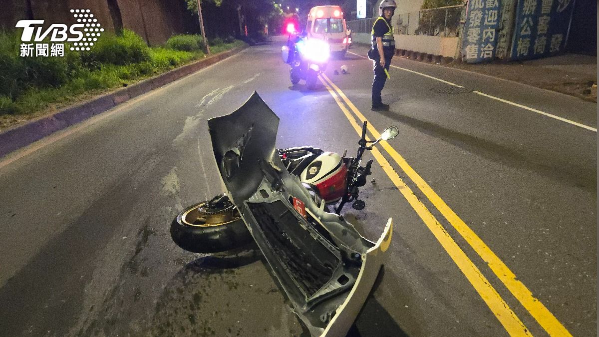 車禍造成黃姓重機騎士手部骨折多處擦傷送醫。(圖/TVBS)
