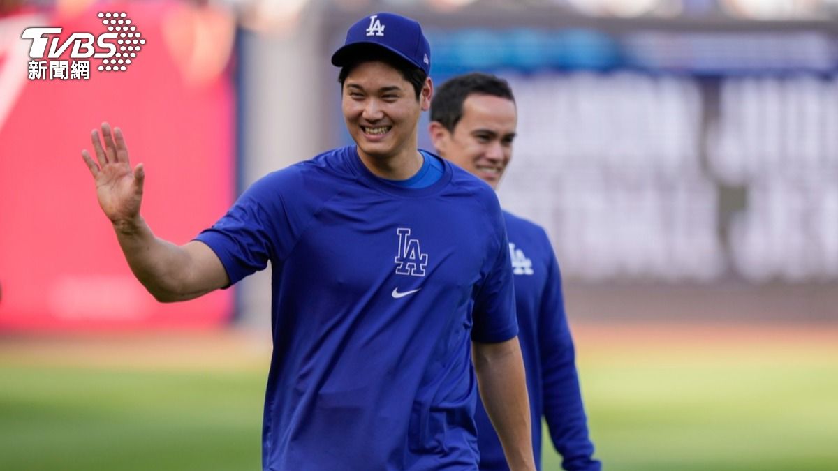 有片／大谷翔平賽前練習「暴投擊中球迷」　親送簽名球道歉