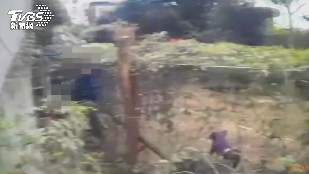移工逃竄時翻越矮牆，其中1人意外跌傷。（圖／TVBS）