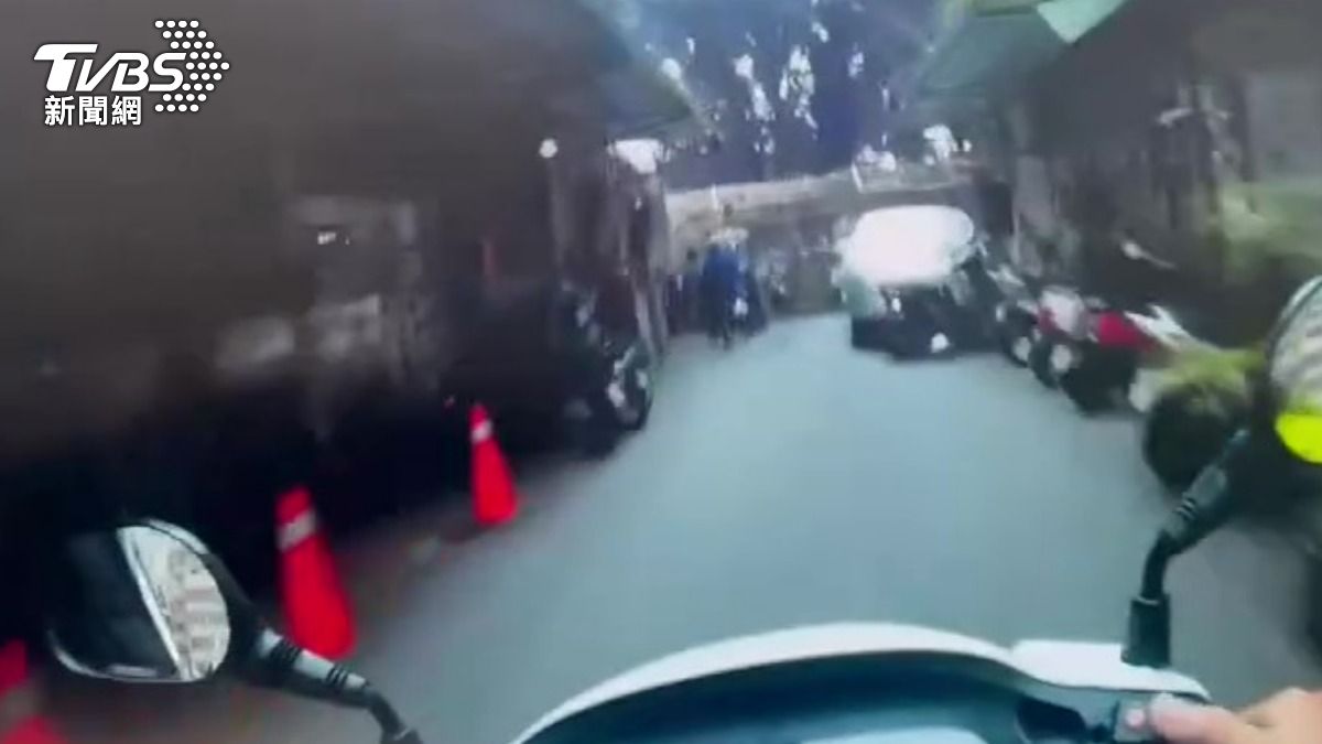 警方追捕逃逸移工。（圖／TVBS）