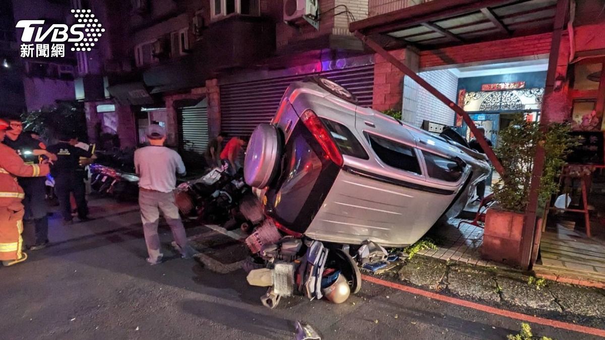 汐止男「酒駕迴轉」連撞7機車 車衝民宅翻覆遭逮稱:路況不熟