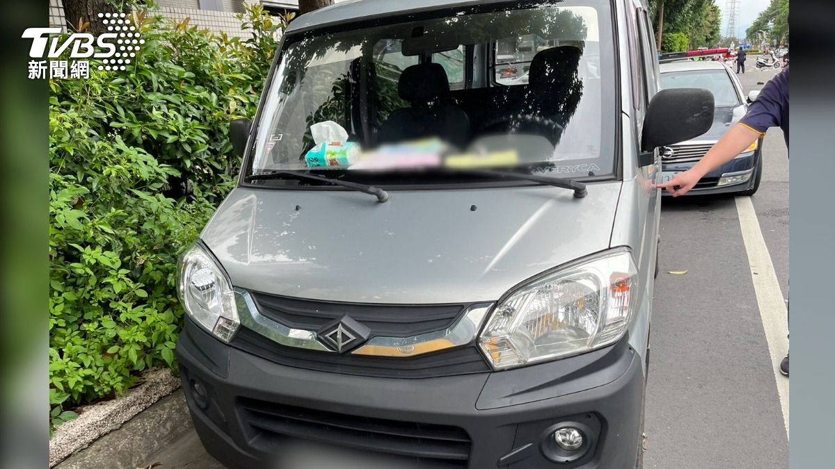 廂型車疑似變換車道不慎導致車禍發生。(圖/TVBS)