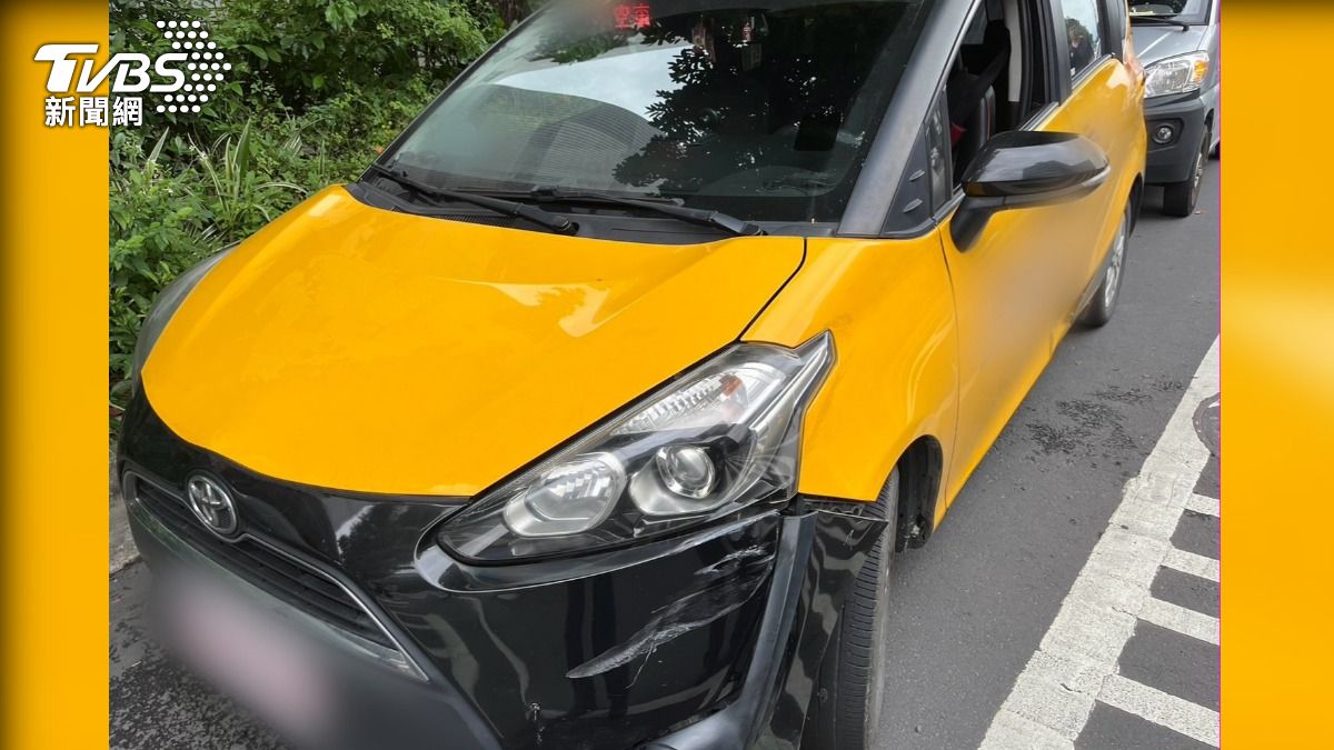 計程車閃避不及輾過騎士,車頭還留有撞擊痕跡。(圖/TVBS)