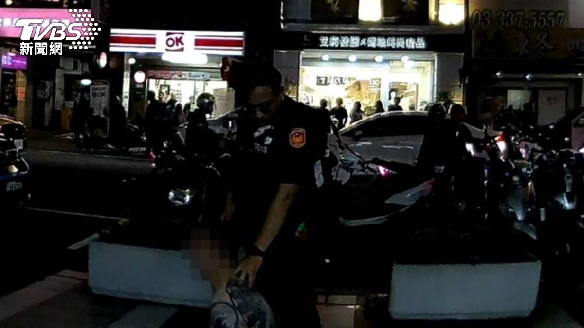 桃園裸男上街咆哮,情緒失控毆打路人。(圖/TVBS)