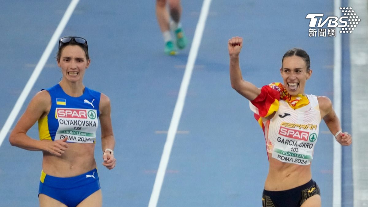 西班牙選手蘿拉（圖右）過早慶祝，被烏克蘭選手奧利裡諾夫斯卡（圖左）超越。（圖／達志影像美聯社）