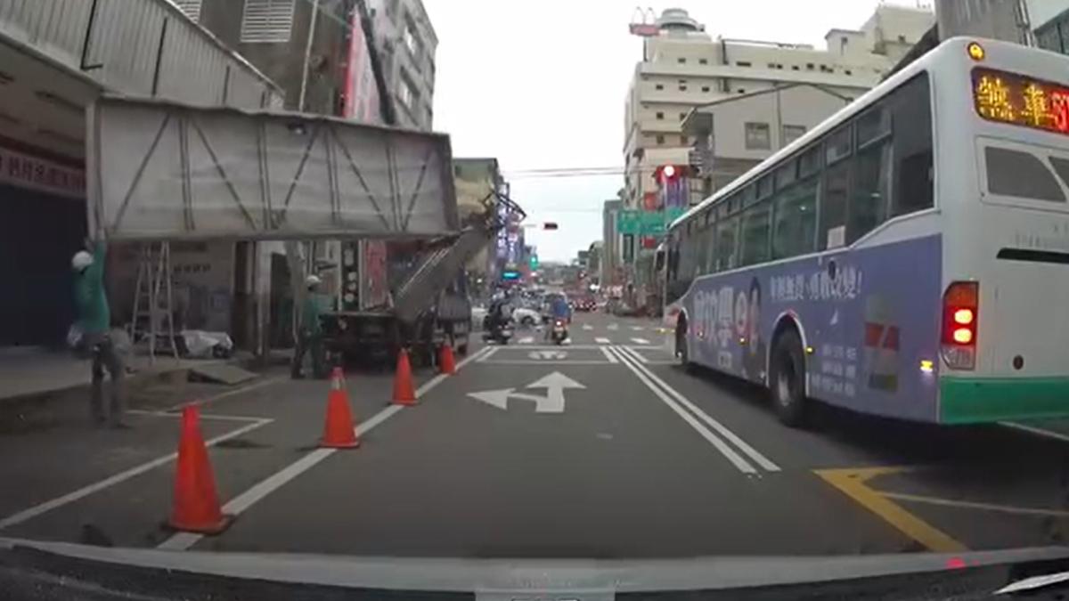兩個招牌碰撞以後掉落。（圖／翻攝自苗栗大小事）