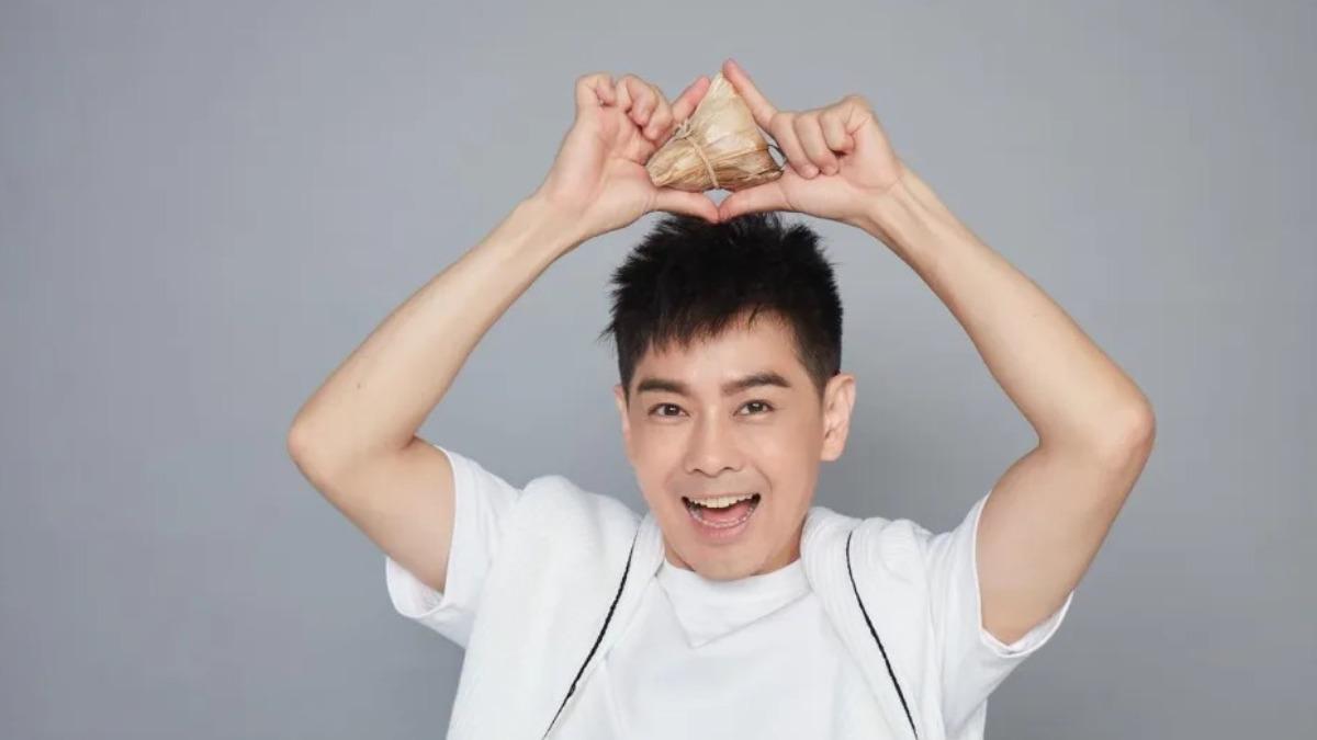 林志穎分享拿粽子照片，祝粉絲端午連假愉快。（圖／翻攝自林志穎臉書）