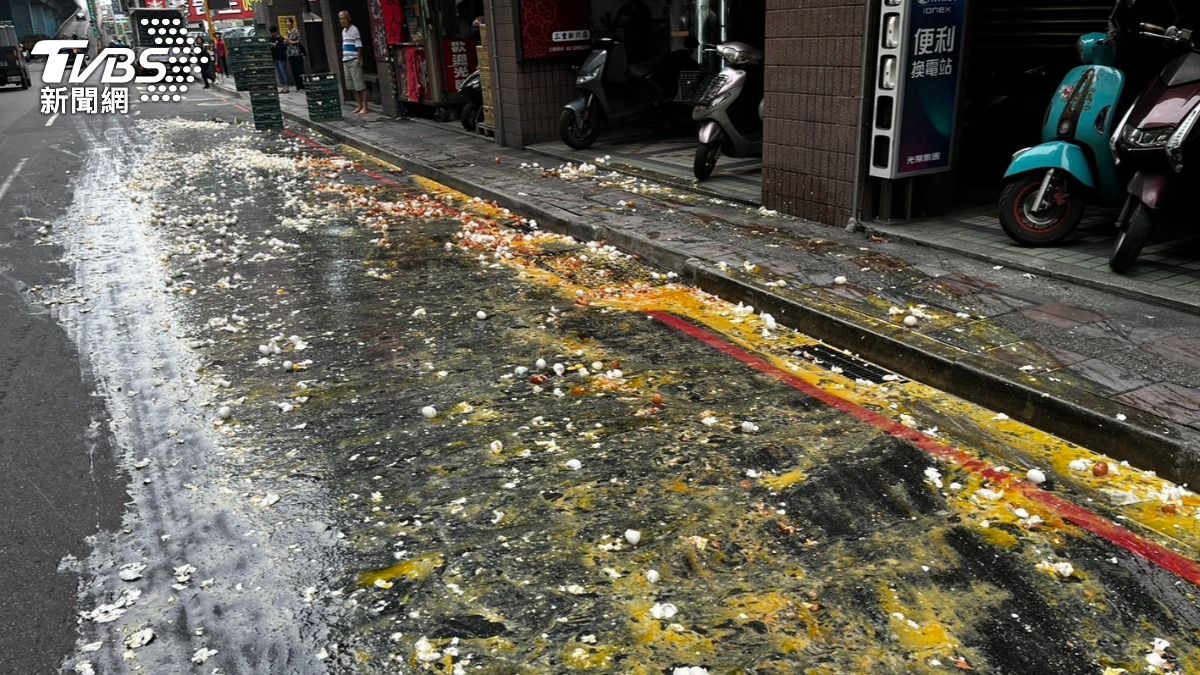 三重蛋車迴轉太猛!滿車雞蛋甩出馬路變成一地「蛋花湯」