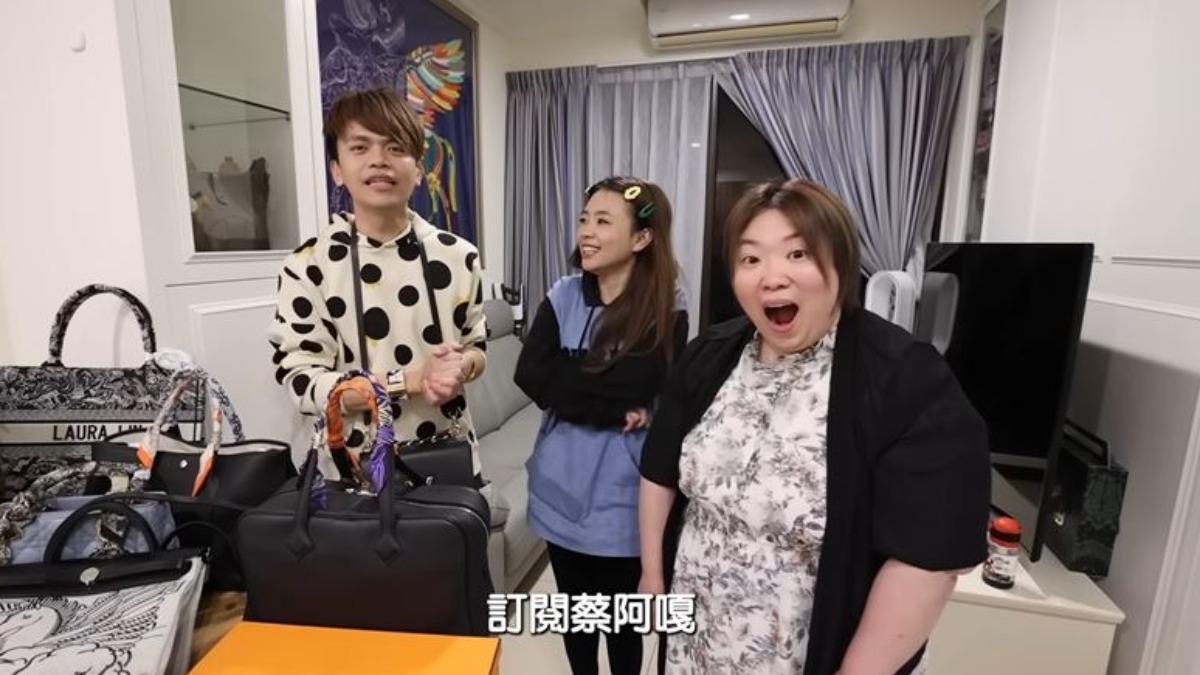 蘿拉愛買名牌,隨機拿一個包就要22萬元。(圖/翻攝自蔡阿嘎YT)
