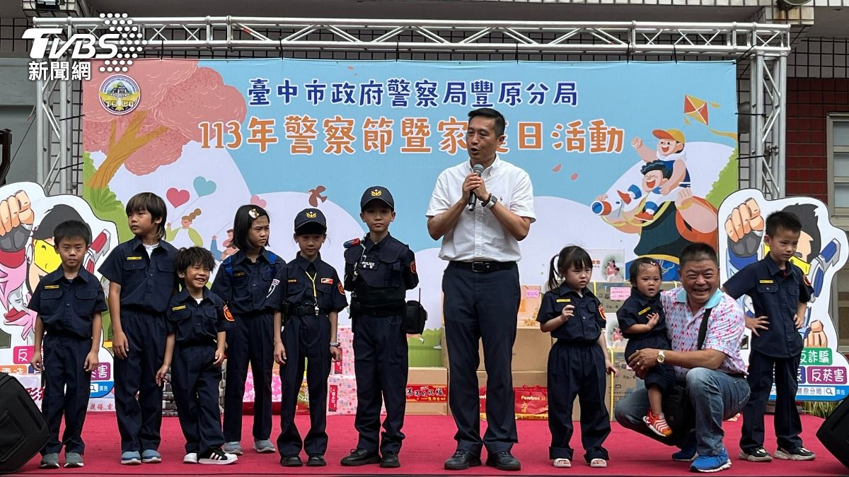 豐原分局長林大為和小小警察。(圖/陳祁 攝)