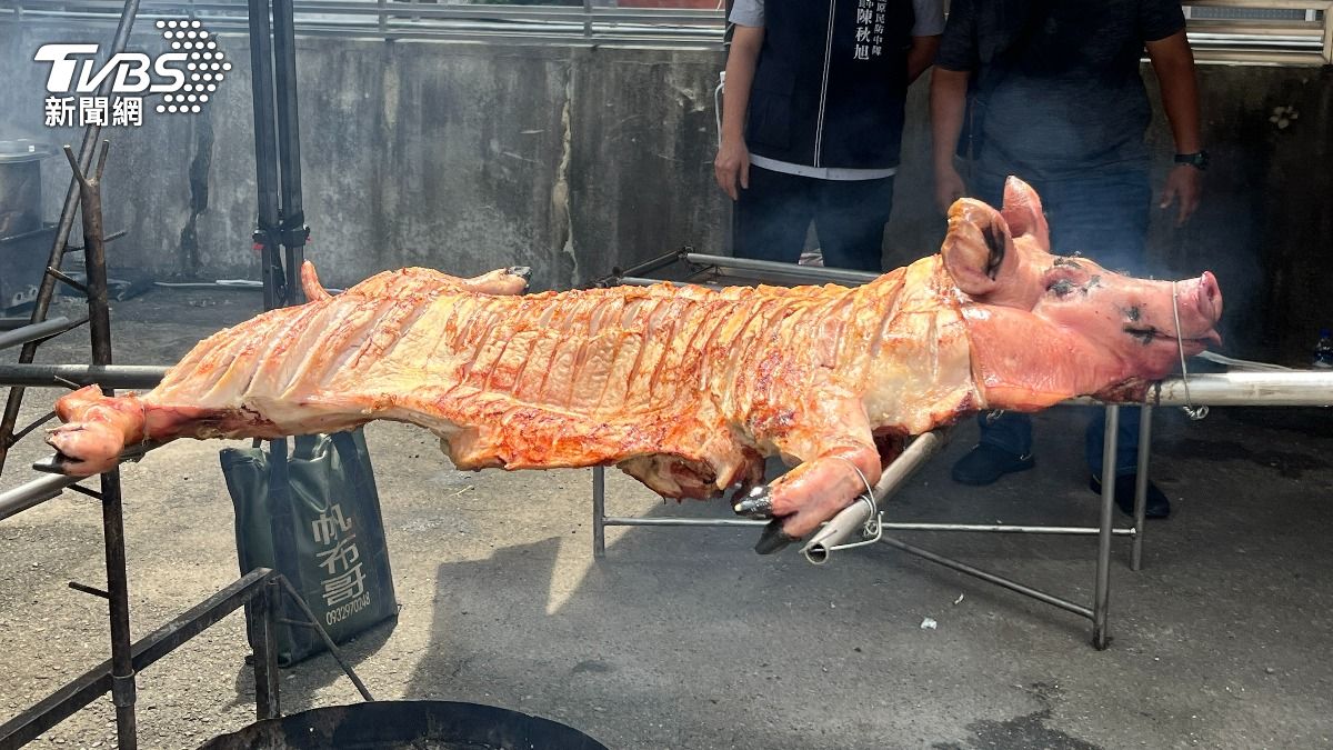 烤乳豬攤位相當受歡迎。(圖/陳祁 攝)