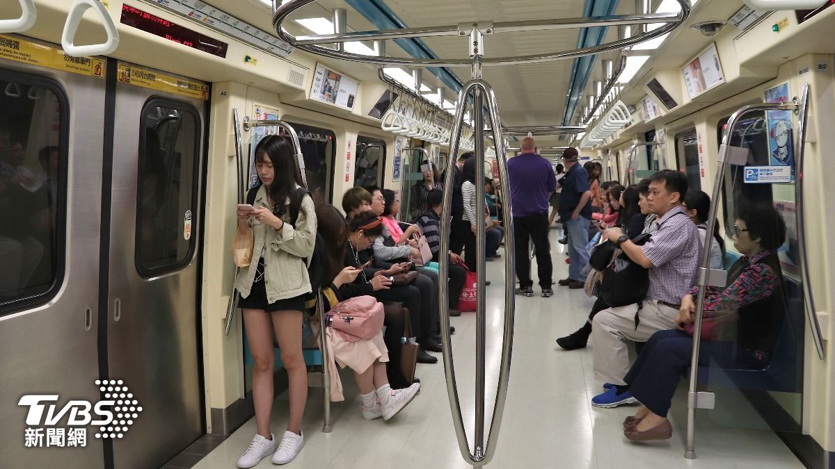 日本妹來台放超開!「搭捷運做2事」超傻眼 網酸:本性外露