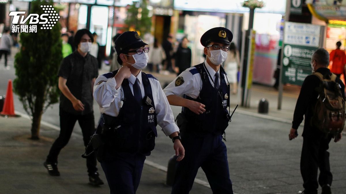 日本警方巡視歌舞伎町。（圖／達志影像路透社）