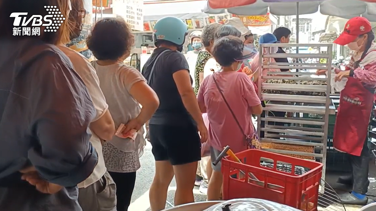 許多民眾排隊排爆。(圖/TVBS)