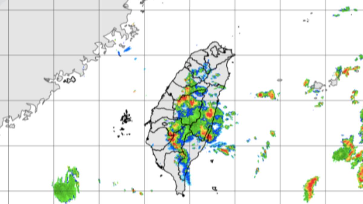 下午大雷雨影響南台灣。(圖/氣象署)