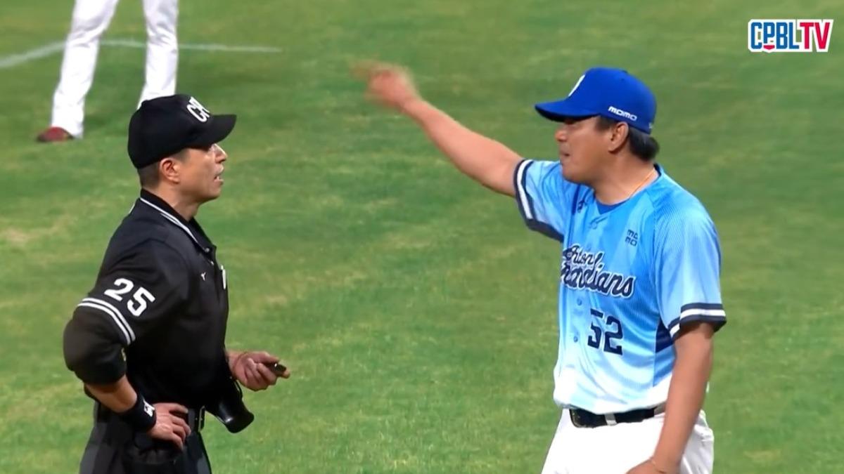 陳金鋒不滿向裁判抱怨球場的燈光問題。(圖/翻攝自YouTube@CPBL)