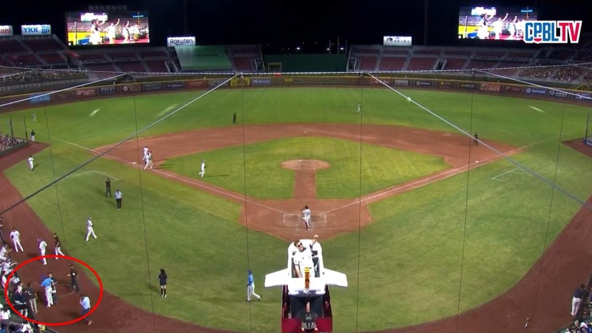 猿隊正在應援,鋒總在旁邊抗議。(圖/翻攝自YouTube@CPBL)