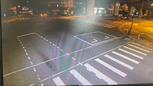 遭撞的王男噴飛5公尺,地上酥條散落一地,當場倒地不起。(圖/TVBS)