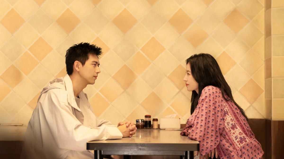 《春色寄情人》由李現、周雨彤主演。（圖／翻攝自春色寄情人微博）