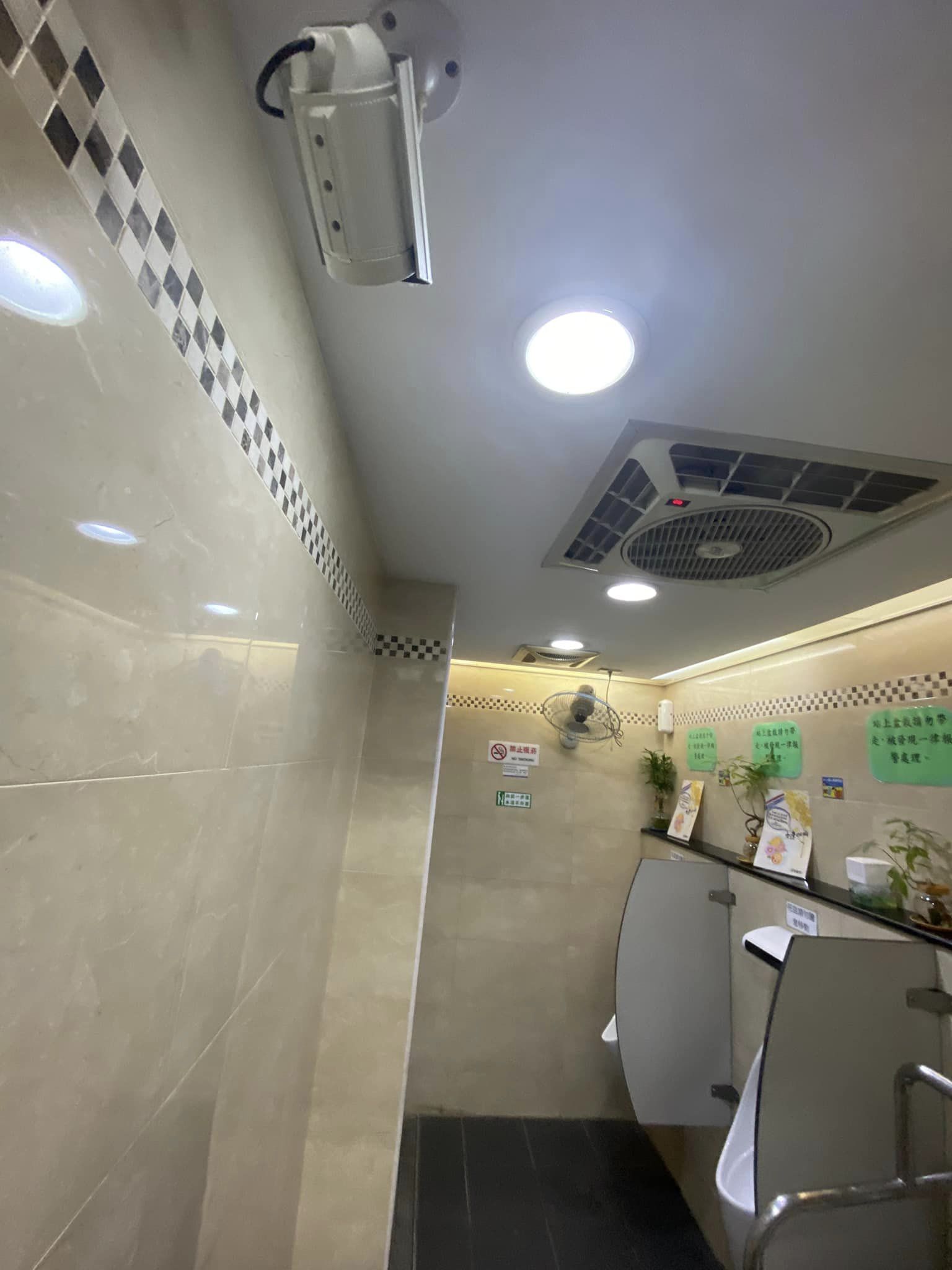 台北某加油站男廁設有監視器。(圖/翻攝自路上觀察學院臉書)