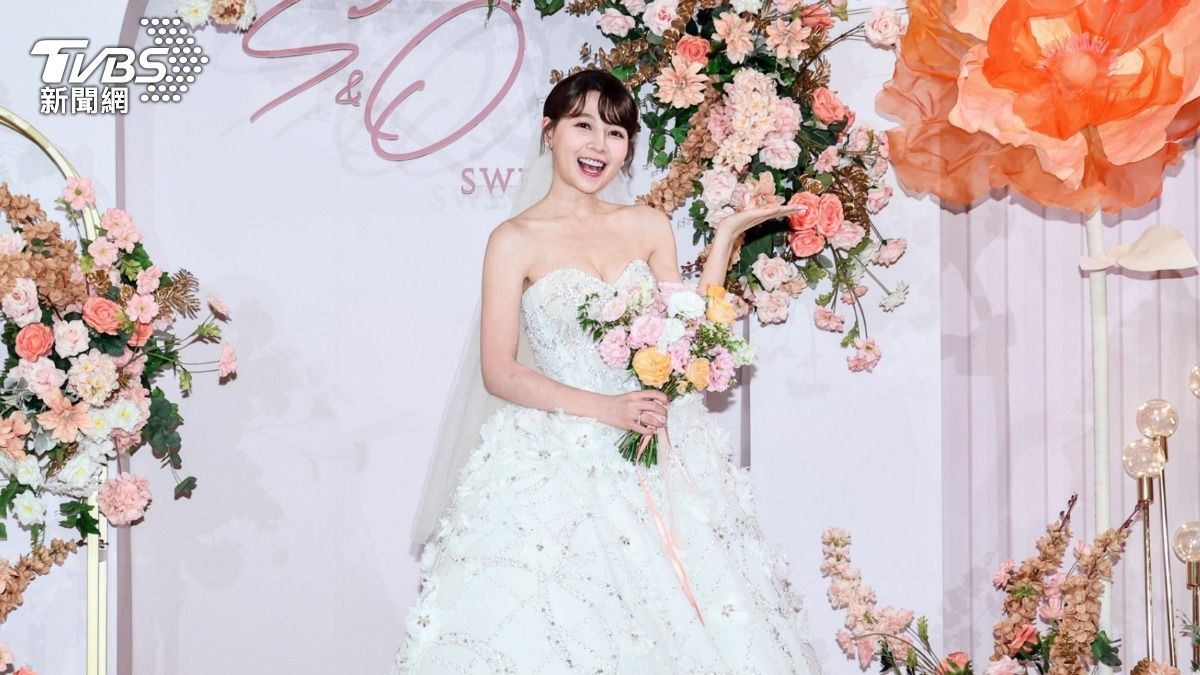 謝京穎「深V婚紗」不藏了 張書偉婚禮撂話:不會讓岳父失望
