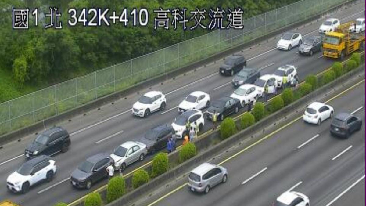 快訊/連假第2天!國1高科交流道「8車追撞」 車流塞爆