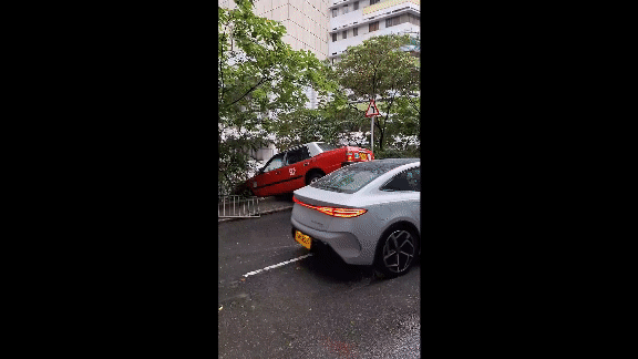 計程車車尾卡在半空中。（影像／讀者提供）
