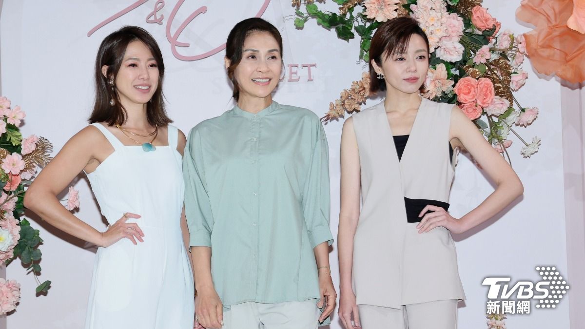 黃瑄（左）、梁佑南、王瞳祝福張書偉、謝京穎結婚。（圖／趙世平攝）