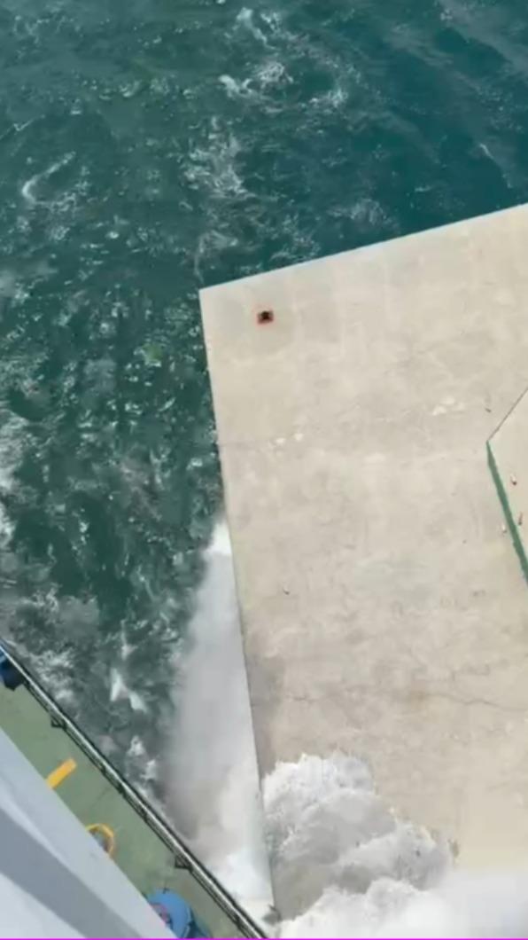 油輪擦撞高雄港防波堤，發出巨響並激起浪花。（圖／翻攝自記者爆料網）
