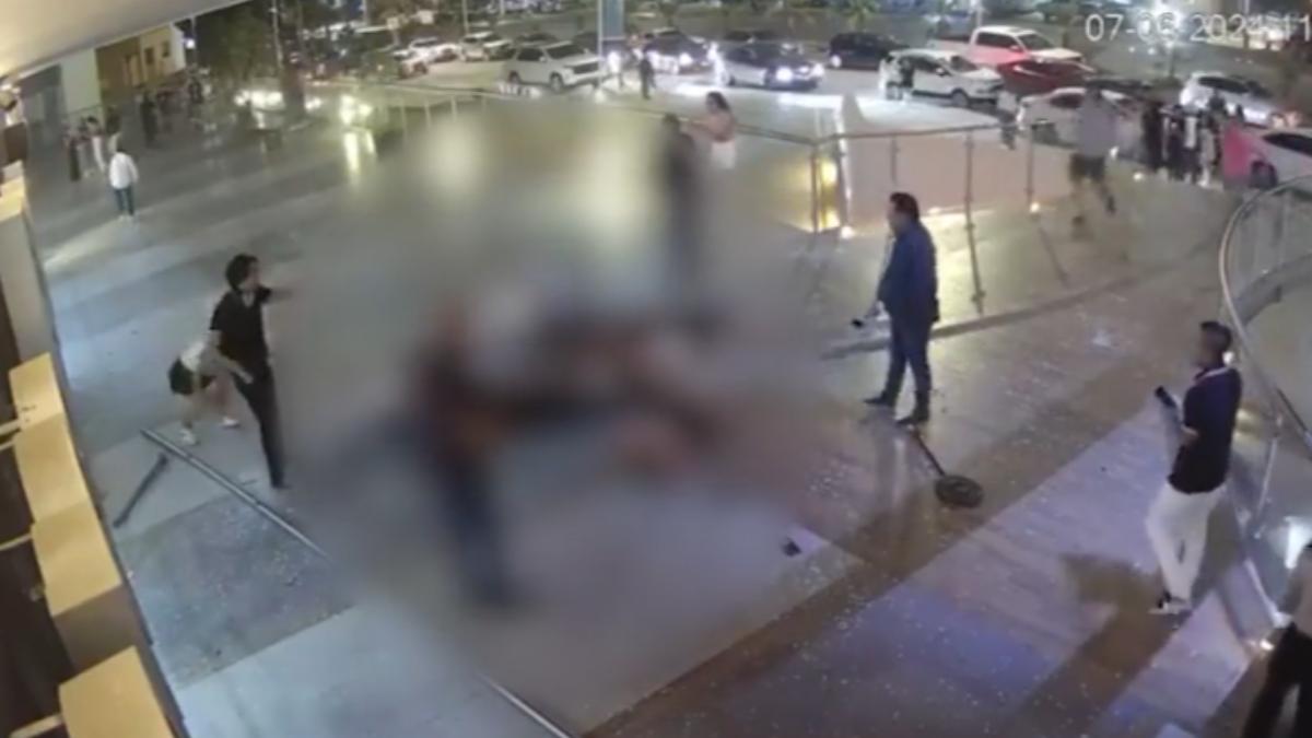 墨西哥酒吧「玻璃欄杆」炸裂!多人墜樓至少2死15傷 驚悚畫面曝