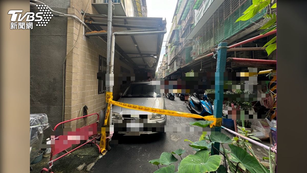 女大生撞破雨遮及車頂落地 。（圖／TVBS）