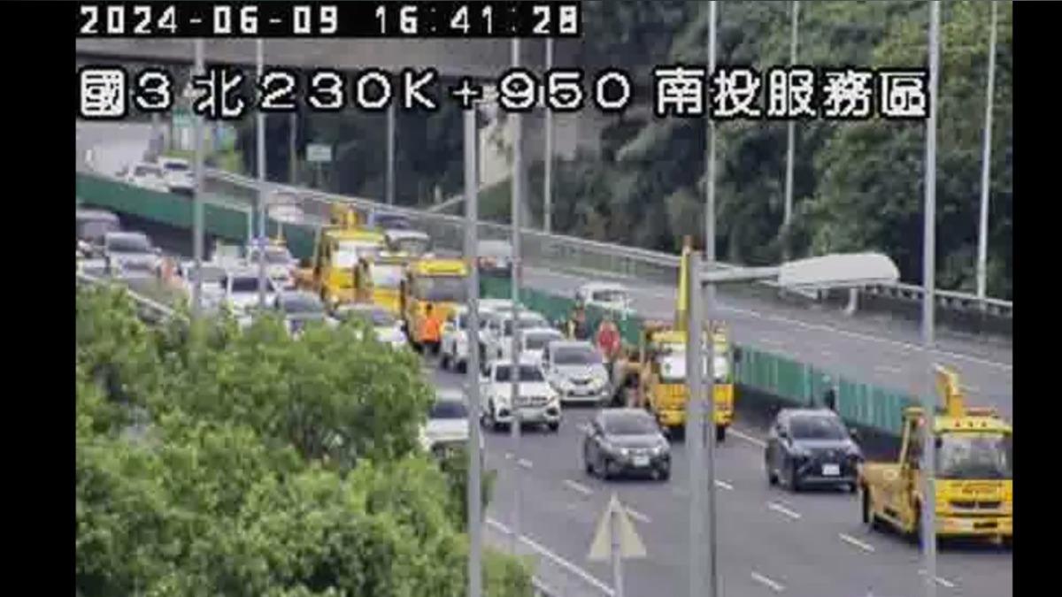 快訊/國3北南投服務區段車禍!內車道「6車連環撞」 回堵1公里