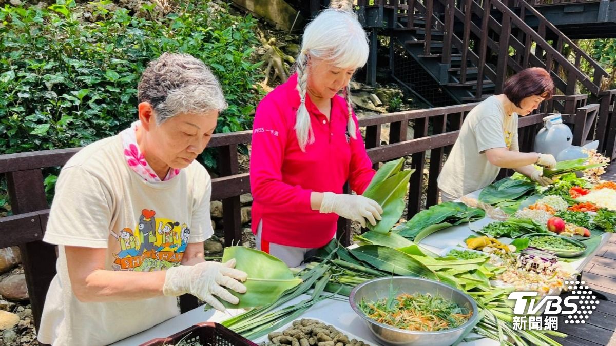 志工媽媽依照動物食性,用心包出各種口味的粽子。(圖/TVBS)