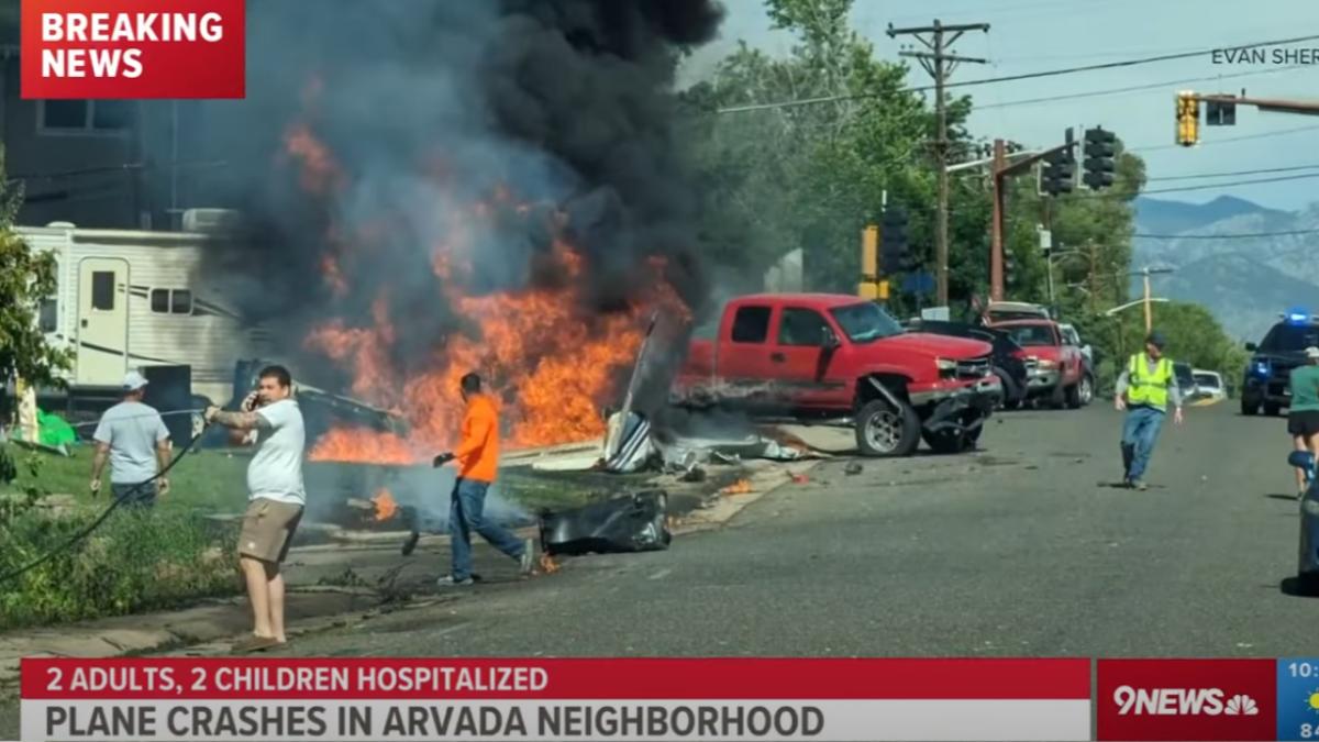 美小飛機迫降住宅區爆炸起火 砰然巨響屋主嚇壞、急救出機上人員