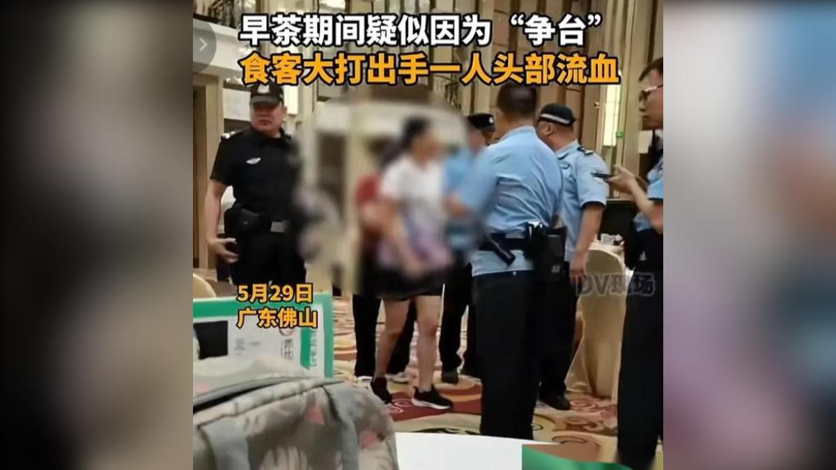 佛山餐廳打鬥4人被警方帶走。(圖/翻攝自 微博)
