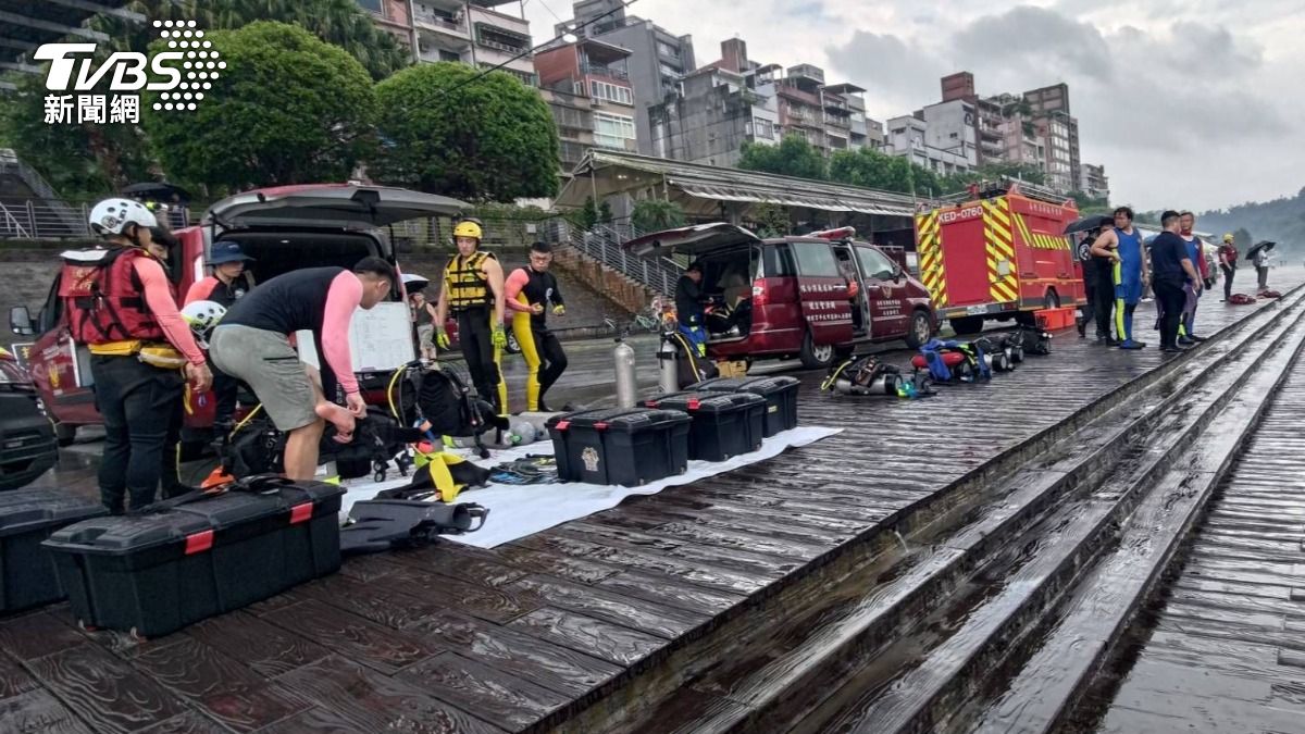 有男子中午從碧潭吊橋墜落,搜救人員搜救中。(圖/TVBS)