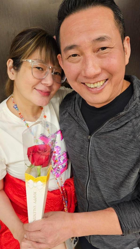 Vicky和屈中恆結婚22年,育有4女。(圖/翻攝自開心人妻Vicky臉書)