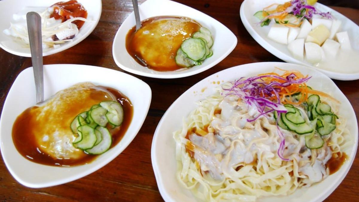 菜單除了涼肉圓和涼麵必吃，也有很多嘉義特色的涼菜。（圖／黑皮的旅遊筆記提供）