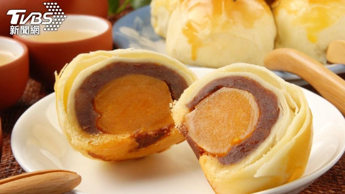 月餅內餡也有蛋黃。(示意圖/shutterstock達志影像)